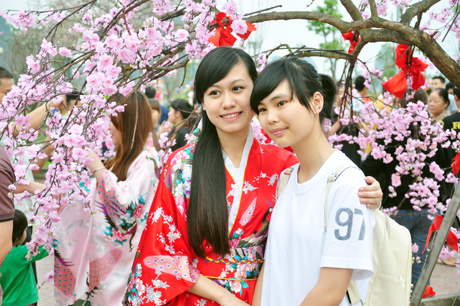 Giới trẻ tạo dáng xinh tươi bên Quốc hoa Nhật Bản.