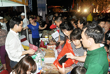 Cán bộ Ban Xây dựng NTM tỉnh giới thiệu các đặc sản nông nghiệp Quảng Ninh tại Lễ hội hoa anh đào Hạ Long 2014.