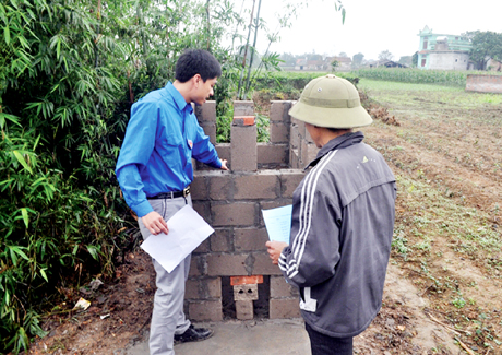 Đoàn viên thanh niên Sở TN&MT hướng dẫn người dân thôn 5, xã Quảng Long xây dựng lò đốt rác tập trung quy mô nhỏ.