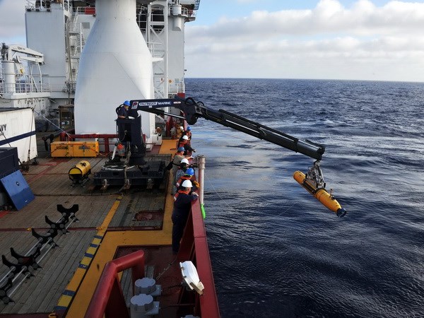 Tàu ngầm mini Bluefin-21 của hải quân Mỹ chuẩn bị được đưa xuống nước tìm kiếm máy bay mất tích, ngày 15/4. (Nguồn: AFP/TTXVN)