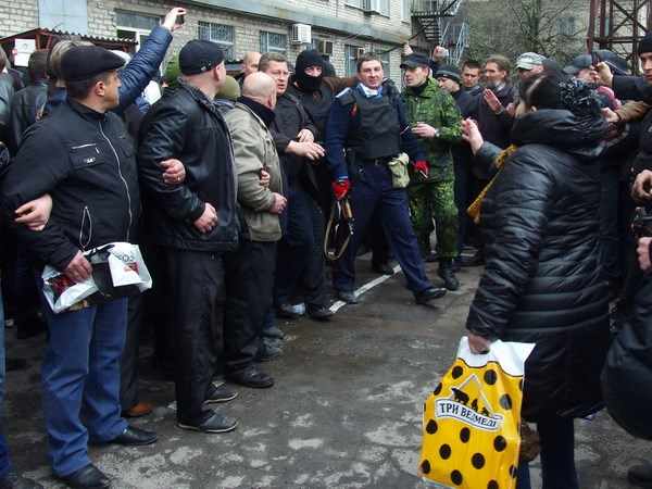 Người biểu tình bắt giữ cảnh sát sau khi chiếm trụ sở cơ quan an ninh ở thành phố Horlivka (Gorlovka), gần Donetsk ngày 14/4. (Nguồn: AFP/TTXVN)