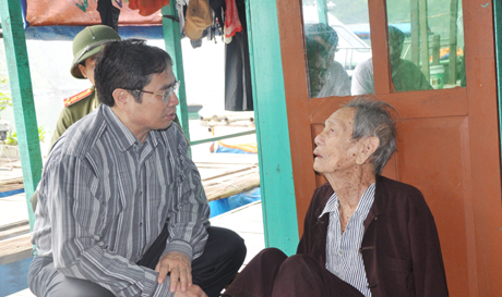 Đồng chí Phạm Minh Chính, Bí thư Tỉnh ủy cùng đoàn công tác thăm Hợp tác xã du lịch Vạn Chài Hạ Long tại làng chài Vung Viêng
