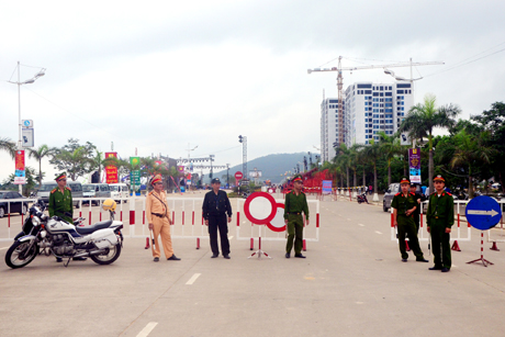 Lực lượng CSGT làm nhiệm vụ hai đầu đường Hoàng Quốc Việt tại carnval Hạ Long 2013.