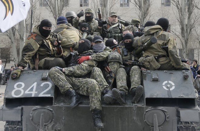 Ngưởi biểu tình ở miền Đông Ukraine trên chiếc xe bọc thép thu được từ quân đội Kiev (Nguồn: AFP)