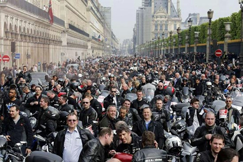 Thủ đô Paris là thành phố có biểu tình lớn nhất. Khoảng 5.000 chiếc môtô, thậm chí có cả xe hơi tràn ra phố khiến giao thông tê liệt trong vài giờ.