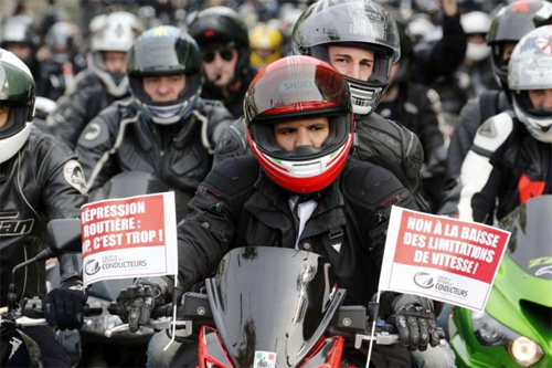 Dân chạy xe môtô bày tỏ sự tức giận trước nguy cơ bị hạn chế tốc độ.