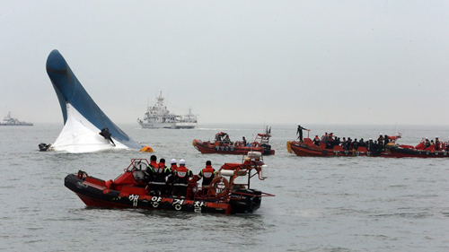 Lực lượng cứu hộ vẫn đang chạy đua với thời gian để tìm kiếm những người mất tích trong vụ chìm phà Sewol (Ảnh: Yonhap/EPA)