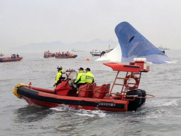Lực lượng cứu hộ nỗ lực tìm kiếm nạn nhân mất tích trong vụ chìm tàu. (Ảnh:AFP/TTXVN)