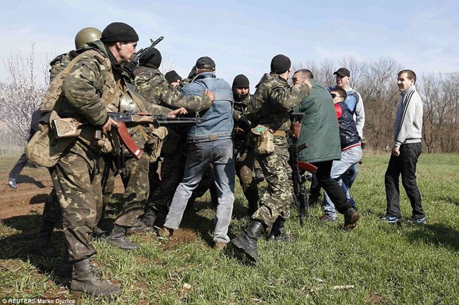 Binh sỹ Ukraine đụng độ với người biểu tình ly khai tại một cánh đồng gần Kramatorsk, miền Đông Ukraine. (Nguồn: Reuters)
