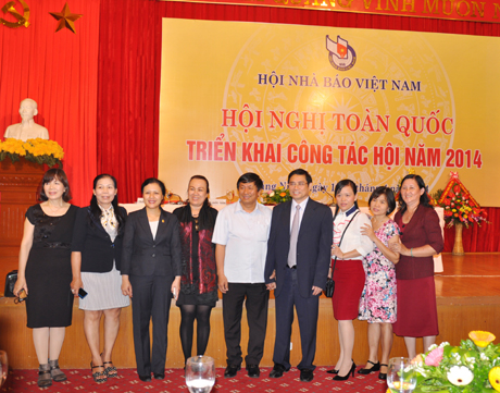 Đồng chí Phạm Minh Chính, Ủy viên Trung ương Đảng, Bí thư Tỉnh ủy chụp ảnh lưu niệm với các nhà báo.