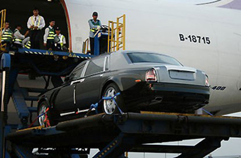 Chiếc Rolls Royce Phantom của bà Diệp được chở về Việt Nam bằng máy bay với cước phí 10.000 USD