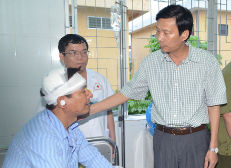 Đồng chí Nguyễn Văn Đọc, Chủ tịch UBND tỉnh thăm hỏi, động viên chiến sỹ bị thương đang điều trị tại Bệnh viên Đa khoa huyện Hải Hà.