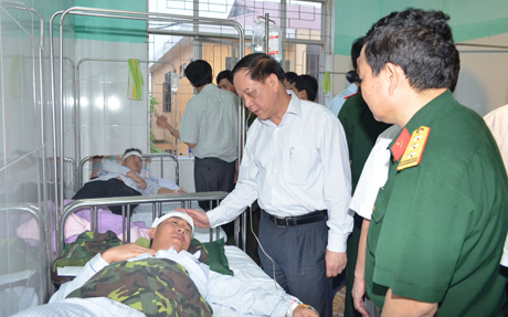 Đồng chí Đỗ Thông, Phó Chủ tịch Thường trưc UBND tỉnh thăm hỏi, động viên chiến sỹ bị thương trong khi làm nhiệm vụ