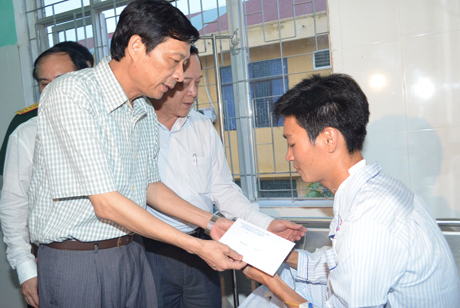 Đồng chí Nguyễn Văn Đọc, Chủ tịch UBND tỉnh thăm hỏi, động viên chiến sỹ bị thương đang điều trị tại Bệnh viên Đa khoa huyện Hải Hà.