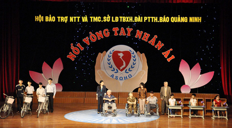 Các đồng chí lãnh đạo tỉnh và ông Hoàng Thanh, Chủ tịch Hội Bảo trợ NTT&TMC Quảng Ninh trao xe lăn, xe đạp và góc học tập cho người khuyết tật và trẻ mồ côi