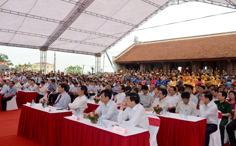 Các đại biểu và đông đảo nhân dân  tham dự Lễ khởi công Dự án đưa điện lưới ra các xã đảo 