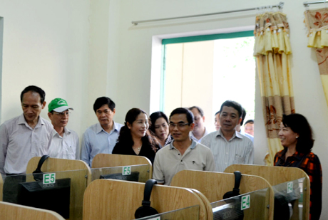 Đồng chí Vũ Thị Thu Thủy, Phó Chủ tịch UBND tỉnh cùng đoàn công tác kiểm tra cơ sở vật chất tại Trường Cao Đẳng sư phạm Quảng Ninh.