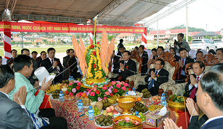 Nghi lễ buộc chỉ cổ tay dành cho những người bạn thân thiết.