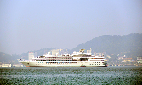 Tàu quốc tế đưa khách du lịch đến với Hạ Long. (Ảnh minh họa)