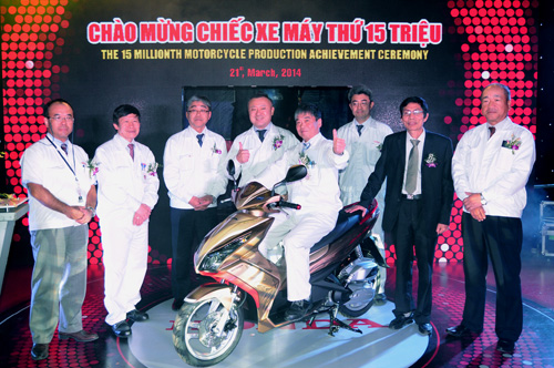 Ban lãnh đạo Honda Việt Nam bên chiếc xe thứ 15 triệu.