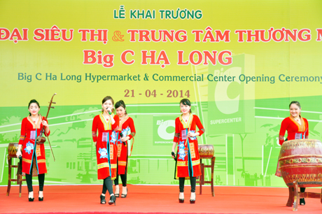 Các tiết mục văn nghệ tại buổi lễ khai trương.