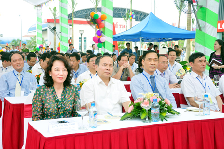 Đồng chí Vũ Thị Thu Thuỷ, Phó Chủ tịch UBND tỉnh và lãnh đạo các sở ngành trong tỉnh đến dự lễ khai mạc.