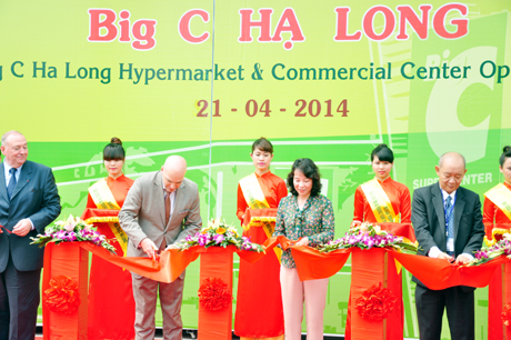 Đồng chí Vũ Thị Thuỷ cùng đại diện Big C Hạ Long cắt băng khánh thành.