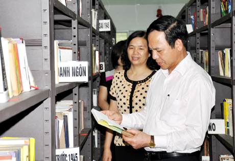 Đồng chí Đặng Huy Hậu, Phó Chủ tịch UBND tỉnh tham quan khu trưng bày sách của Thư viện tỉnh.