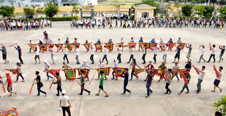 Sinh viên Trường Cao đẳng Văn hoá, Nghệ thuật và Du lịch Hạ Long luyện tập cho Carnaval Hạ Long 2014.