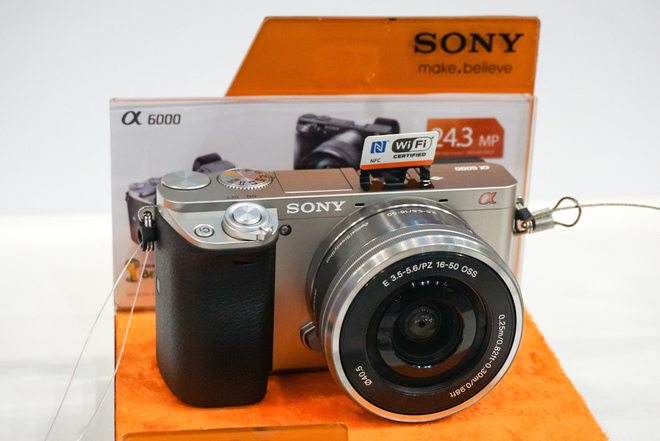 Alpha A6000 là phiên bản tiếp theo của NEX-6 ra mắt được gần 18 tháng với phong cách gần như tương tự. Sự khác biệt dễ nhận thấy chính là A6000 được trang bị bộ cảm biến CMOS Exmor 24,3 megapixel kích thước APS-C cùng bộ xử lý hình ảnh BIONZ X thế hệ mới được Sony áp dụng từ dòng máy A7/A7R.