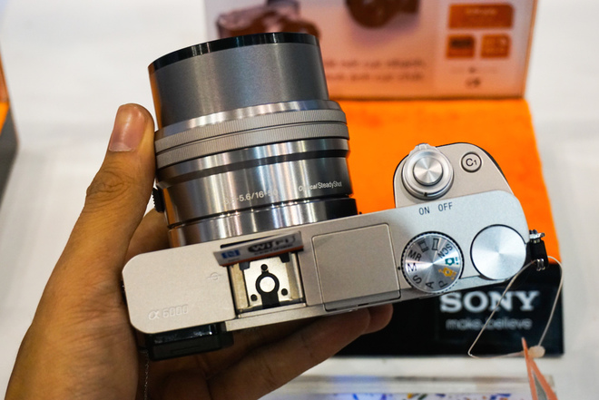 Hai trang bị không thể thiếu trên dòng sản phẩm này là đèn flash pop-up có chỉ số GN 6 và chân kết nối Multi-Interface tương thích với các phụ kiện đèn flash theo tiêu chuẩn ISO 518.
