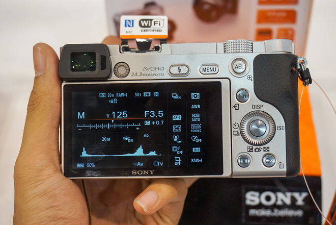 Máy sở hữu giao diện Quick Navi Pro tương tự như A7/A7R. Sony cho biết với công nghệ lấy nét lai Fast Hybrid AF giúp máy có tốc độ lấy nét với độ trễ chỉ 0,06 giây. Hệ thống lấy nét gồm 179 điểm nhận diện theo pha (phase) chiếm hơn 85% diện tích khung hình và 25 điểm lấy nét tuỳ chọn theo cơ chế nhận diện tương phản.