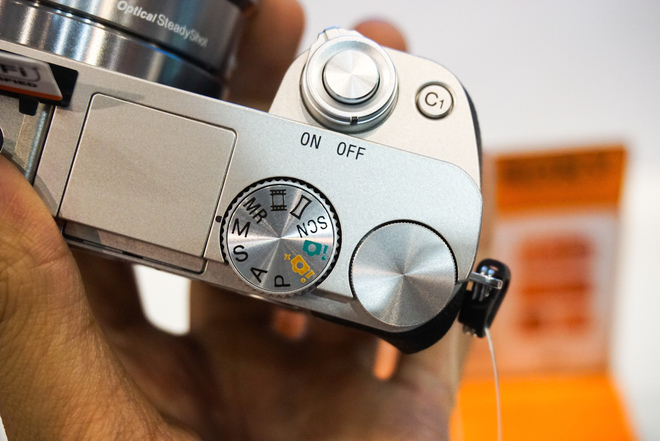 Máy sở hữu một hệ thống điều khiển linh hoạt như dòng máy DSLR. Bao gồm hai phím Custom 1 và 2 tuỳ chỉnh các thiết lập thường hay sử dụng. Máy cũng hướng đến người dùng quay phim khi tích hợp chế độ Movie riêng biệt. Bạn có thể quay phim ở mức ISO tối đa 12.800, độ phân giải Full HD 1.920 x 1.080 pixel chất lượng 50p/50i/25p AVCHD hoặc MP4 720p.