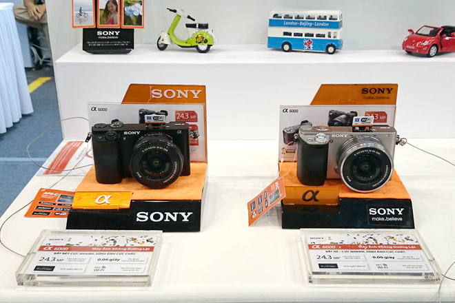 Máy có hai màu đen và bạc tương ứng với màu sắc của ống kính kit 16-50 mm f/3.5-5.6 OSS (SELP1650) đi kèm. Sản phẩm có giá bán 17.990.000 đồng, không có tuỳ chọn thân máy riêng.