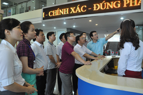 Đoàn công tác tỉnh Điện Biên thăm quan Trung tâm hành chính công tỉnh.