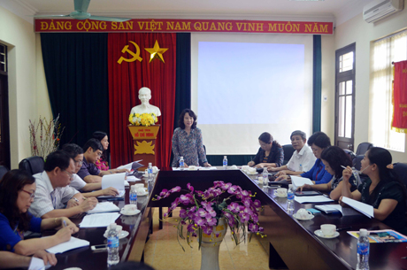Đồng chí Vũ Thị Thu Thủy, Phó Chủ tịch UBND tỉnh chủ trì phiên họp bình xét danh hiệu nhà giáo năm 2014