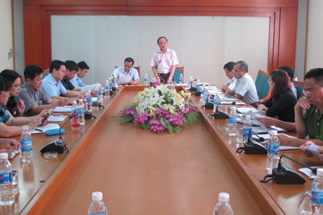 Đồng chí Vũ Hồng Thanh, Bí thư Thành ủy Hạ Long chủ trì cuộc họp.
