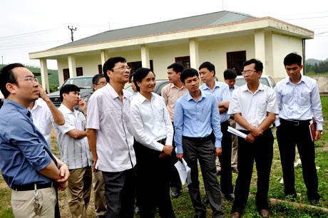 Đồng chí Nguyễn Văn Đọc, Chủ tịch UBND tỉnh cùng đoàn công tác kiểm tra quy hoạch khu tái định cư xã Đoàn Kết (Vân Đồn). 