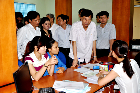 Đồng chí Nguyễn Văn Đọc, Chủ tịch UBND tỉnh kiểm tra hoạt động của Trung tâm hành chính công huyện Vân Đồn.
