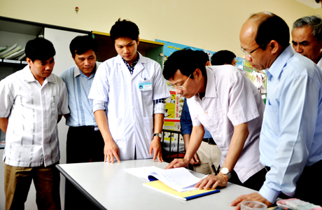 Đồng chí Chủ tịch UBND tỉnh kiểm tra hoạt động y tế học đường tại Trường Tiểu học thị trấn Cái Rồng (Vân Đồn).