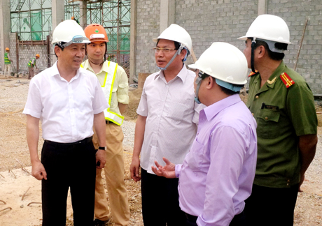 Đồng chí Nguyễn Văn Thành, Phó Chủ tịch UBND tỉnh kiểm tra Dự án nhà máy sản xuất dây cáp điện tại KCN Đông Mai.