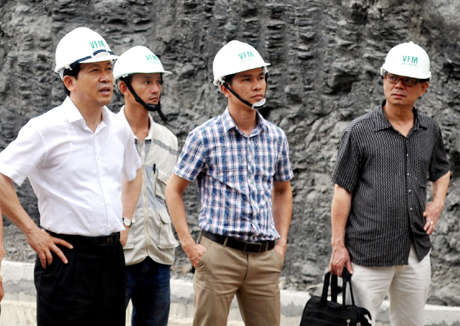 Đồng chí Nguyễn Văn Thành, Phó Chủ tịch UBND tỉnh  kiểm tra việc sạt lở đất đá trong thi công Dự án Nhà máy xay lúa mì VFM-Wilmar.