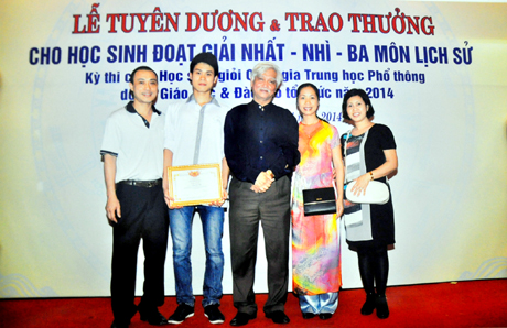 Em Vương Đức Minh (thứ 2, từ trái sang) chụp ảnh lưu niệm cùng gia đình, thầy cô và nhà Sử học Dương Trung Quốc