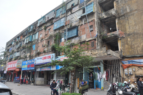 Bên ngoài Khu chung cư xấu xí và hoang tàn 