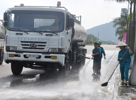 Công nhân Công ty môi trường đô thị Indevco phun nước rửa sạch đường.