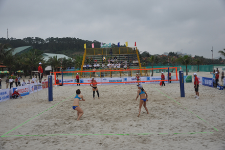 Giải đấu đã thu hút đông đảo các đội tuyển bóng chuyền bãi biển trong và ngoài nước về tham gia tranh tài