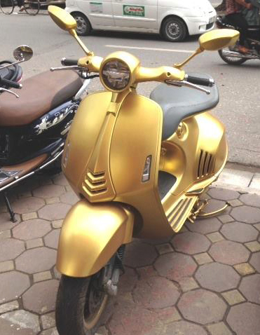 Vespa 946 có giá 340 triệu tại Việt Nam.  Ảnh: Vũ Thu Hà.
