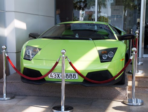 Chiếc Lamborghini xanh cốm xuất hiện trên đường phố Đà Nẵng hồi cuối tháng 12/2010. Cũng như các siêu xe khác ở Việt Nam, ngoài màu độc thì Murcielago LP640 còn có biển số đẹp không kém. >> Ảnh chi tiết