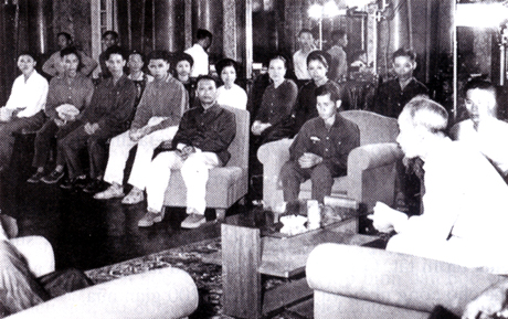 Chủ tịch Hồ Chí Minh tiếp đoàn đại biểu công nhân khu Hồng Quảng tại Phủ Chủ tịch ngày 23-5-1955, sau ngày tiếp quản Vùng mỏ gần một tháng. ảnh: Tư liệu