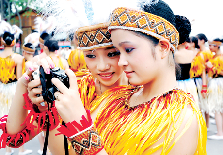 thì ống kính của Đỗ Khánh lại hướng tới vẻ đẹp duyên dáng của những thiếu nữ tham gia Lễ hội